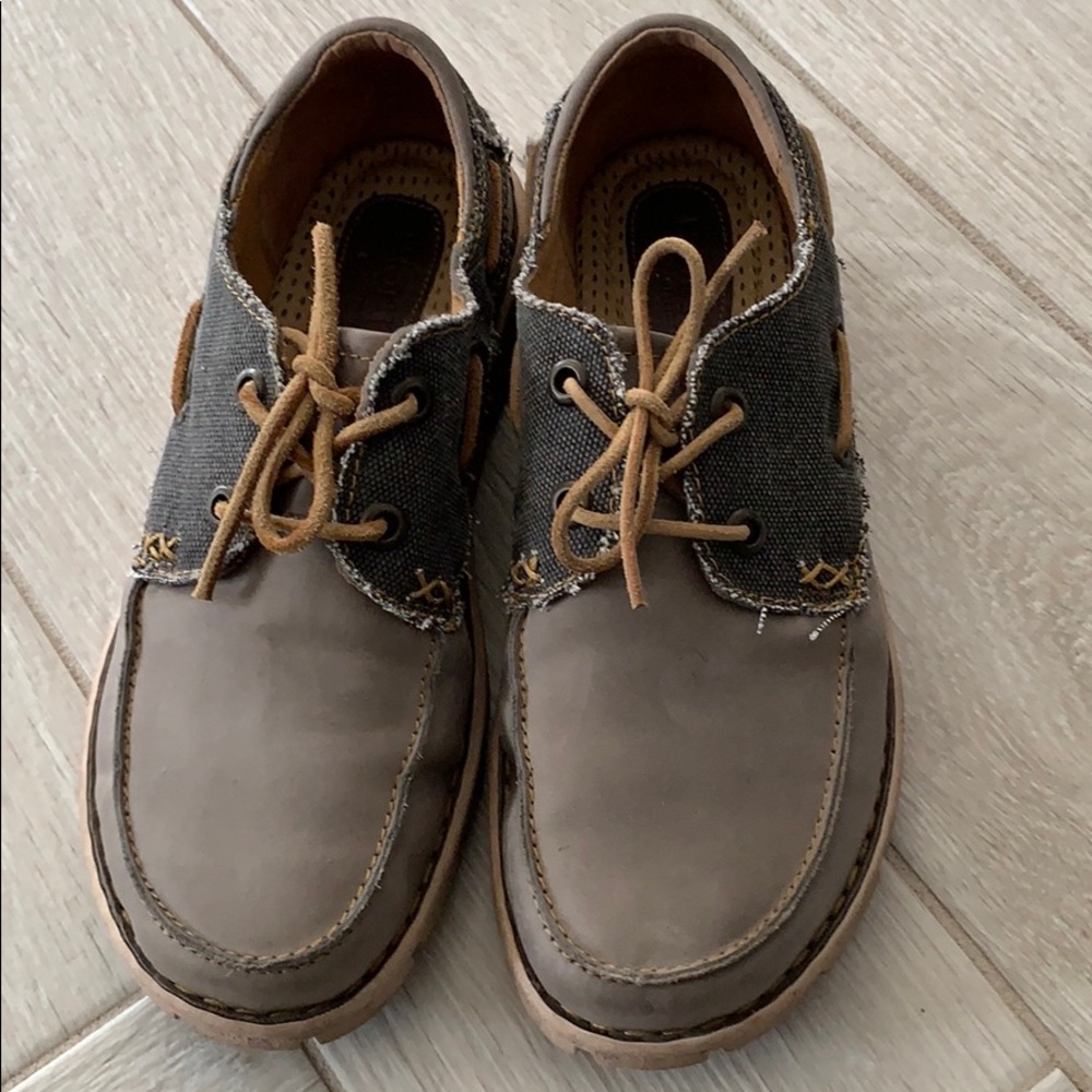 Beautiful Born boat casual shoe!